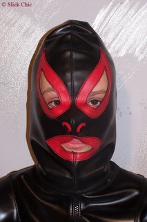 Maske mit Augen- Nasen- und Mundöffnung
