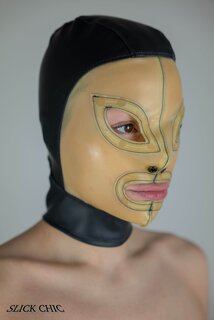 Maske mit Augen-, Nase- und Mundöffnungen